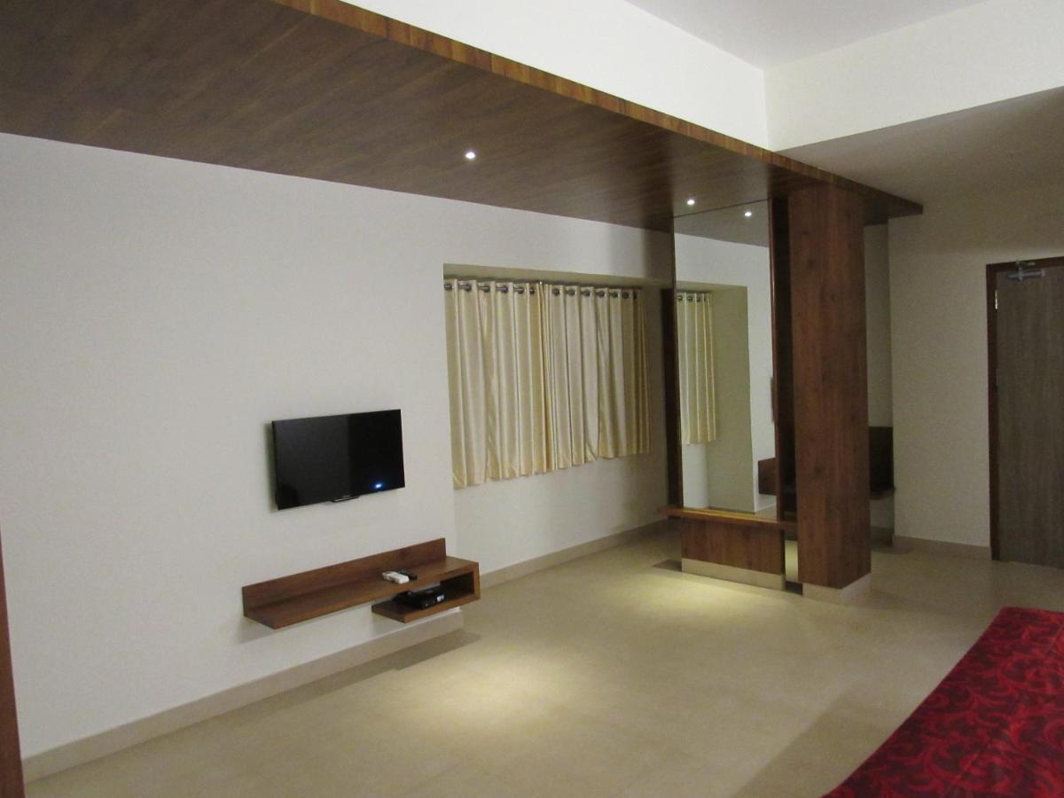 Palguni Residency Hotel Hassan Exterior photo
